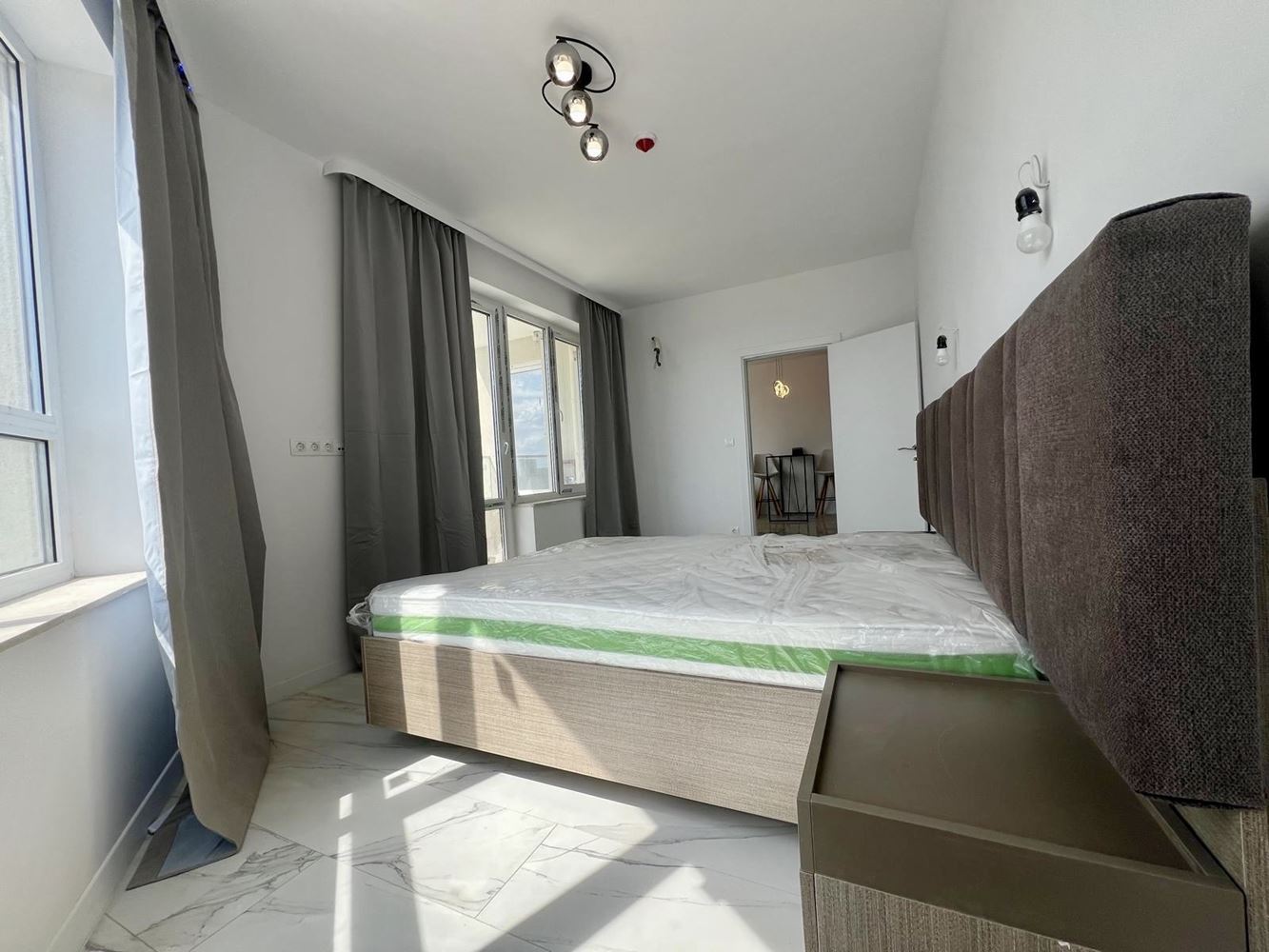 Moderní apartmán s jednou ložnicí s panoramatickým výhledem v prestižním komplexu – připraven k nastěhování