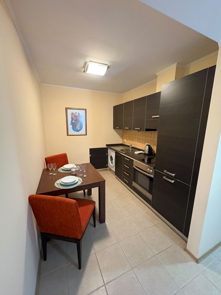 Luxusní apartmán s jednou ložnicí s výhledem na moře v první linii v Pomorie – prestižní nemovitost s jedinečným vybavením