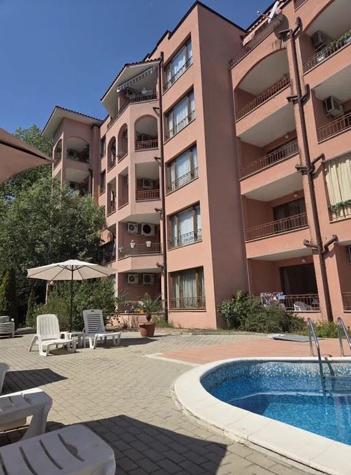 Dvoupokojový apartmán v centrální části Slunečného pobřeží s výhledem na bazén