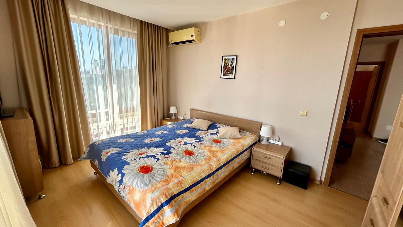 Sveti Vlas – apartmán se třemi ložnicemi s přímým panoramatickým výhledem na moře v komplexu na první linii