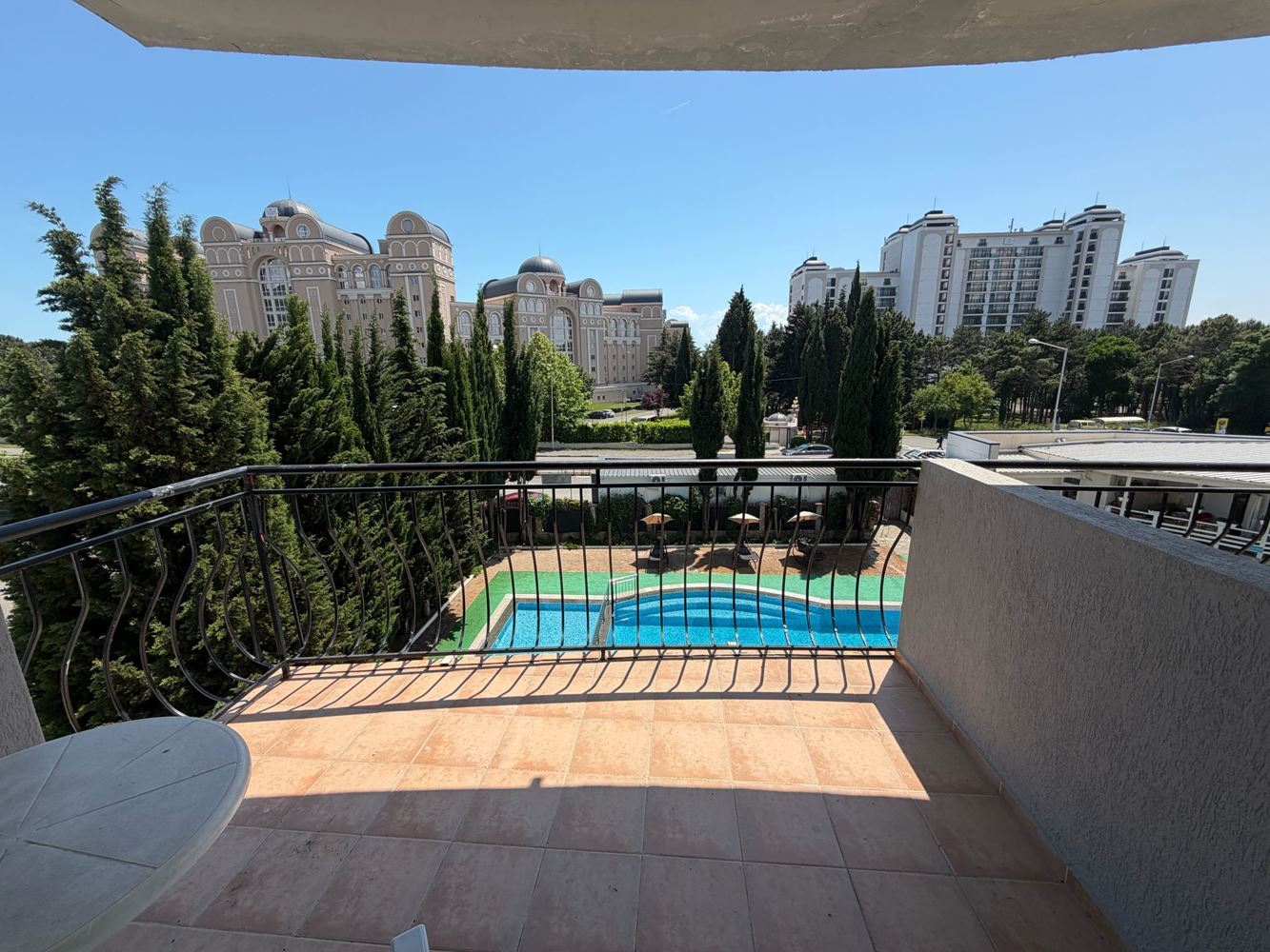 Světlý a prostorný apartmán s jednou ložnicí a krásným výhledem na bazén na hranici Slunečného pobřeží a Svatého Vlasu