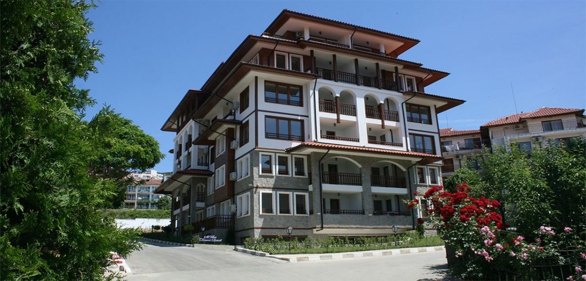 Panoramatický apartmán se třemi ložnicemi jen pár kroků od moře a jachtařského přístavu ve Sveti Vlas