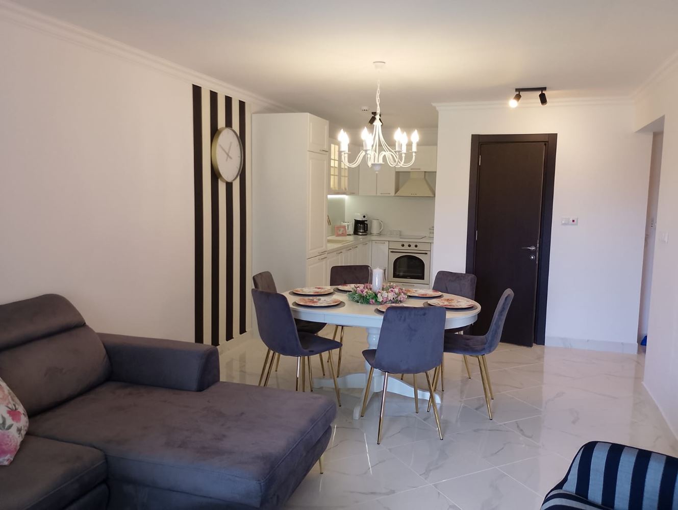 Luxusní třípokojový byt v prestižním komplexu se zelení a bazény ve městě Sveti Vlas