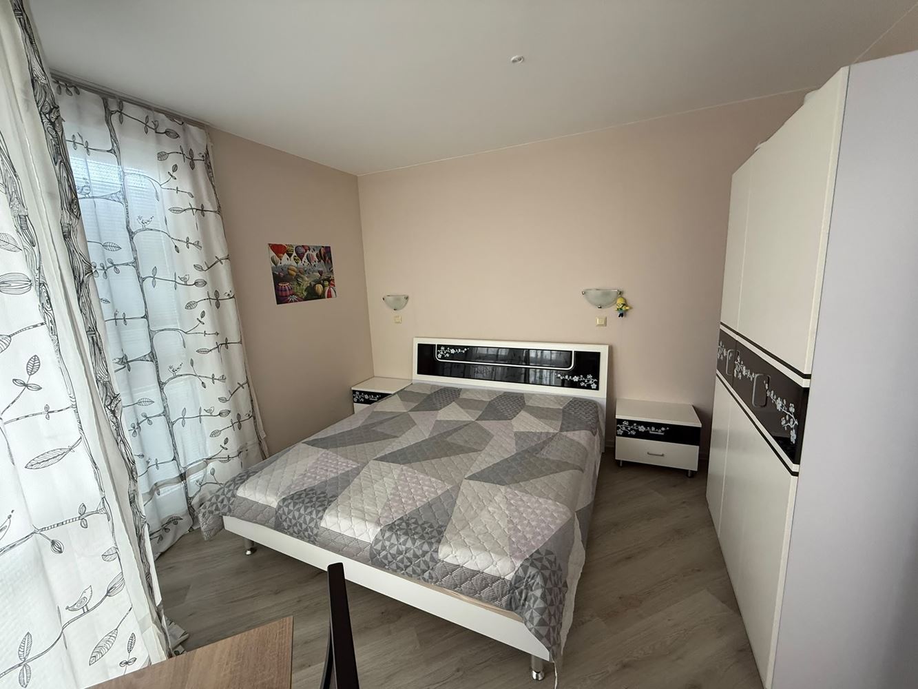 Apartmán s jednou ložnicí uprostřed zeleně v komplexu s bazénem a dětským hřištěm