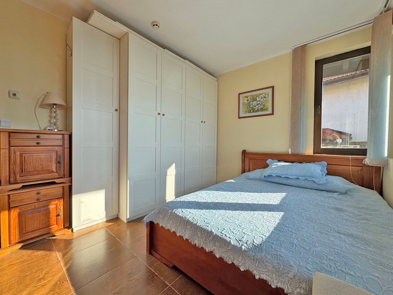 Prostorný apartmán se dvěma ložnicemi s panoramatickým výhledem na moře a hory – komfort, styl a klid uprostřed přírody