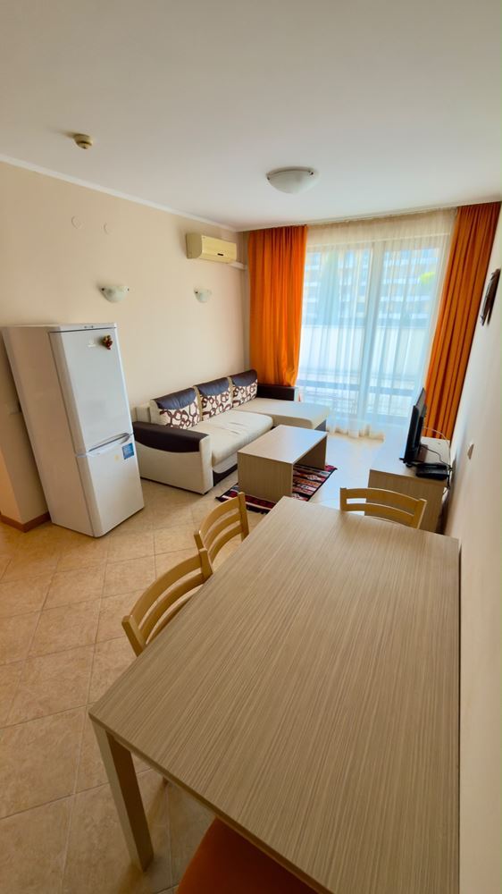 Prostorný apartmán s jednou ložnicí, velkou terasou a výhledem na bazén v Sunny Beach