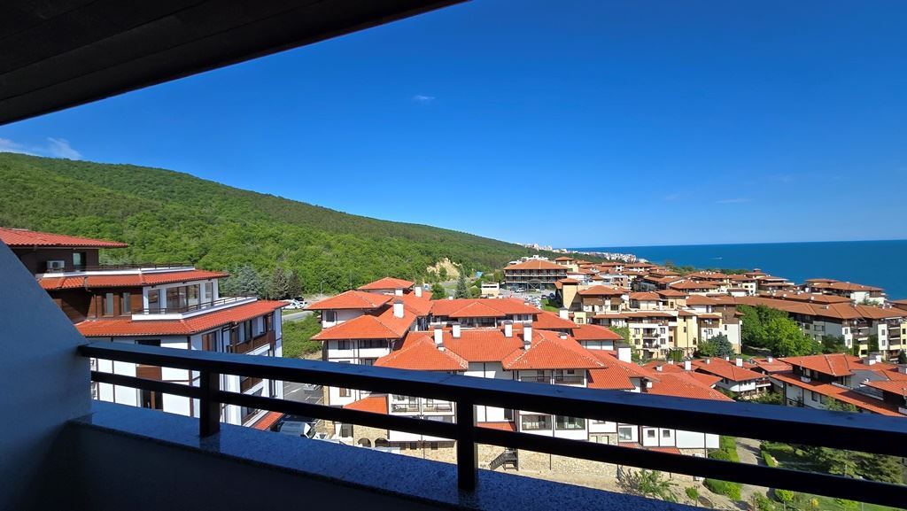 Luxusní třípokojový byt s panoramatickým výhledem na moře a hory v exkluzivním komplexu ve Sveti Vlasu