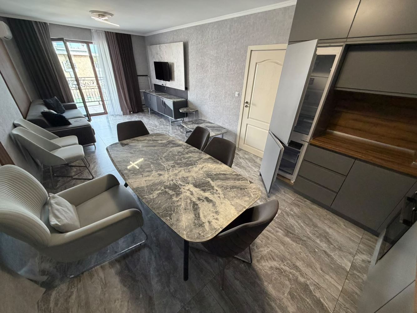 Luxusní apartmán s jednou ložnicí a výhledem na moře v Nesebaru – styl a komfort v první linii u moře