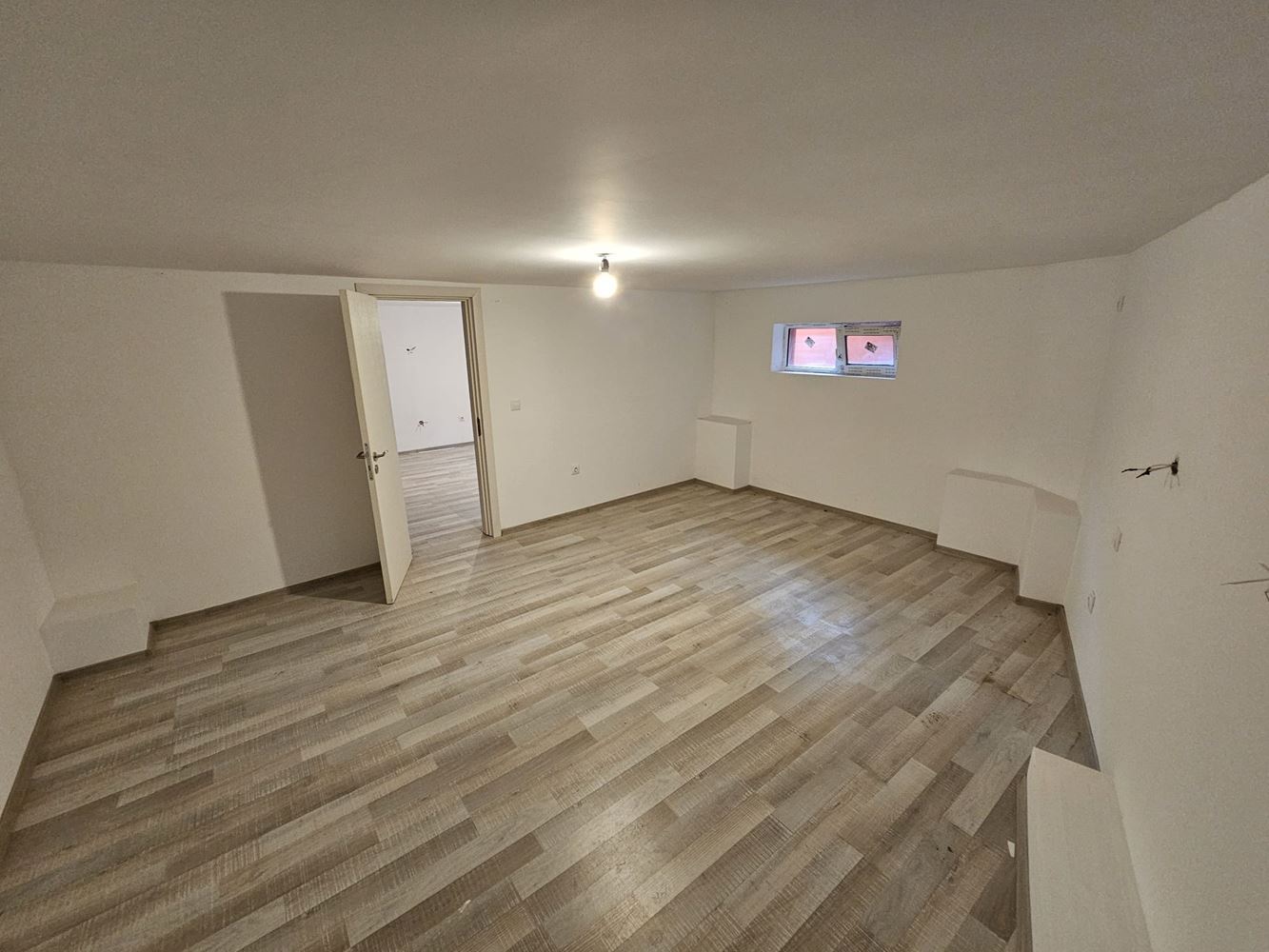 Jednopokojový byt v Sveti Vlas – světlý suterén, připravený k nastěhování, bez poplatku za údržbu