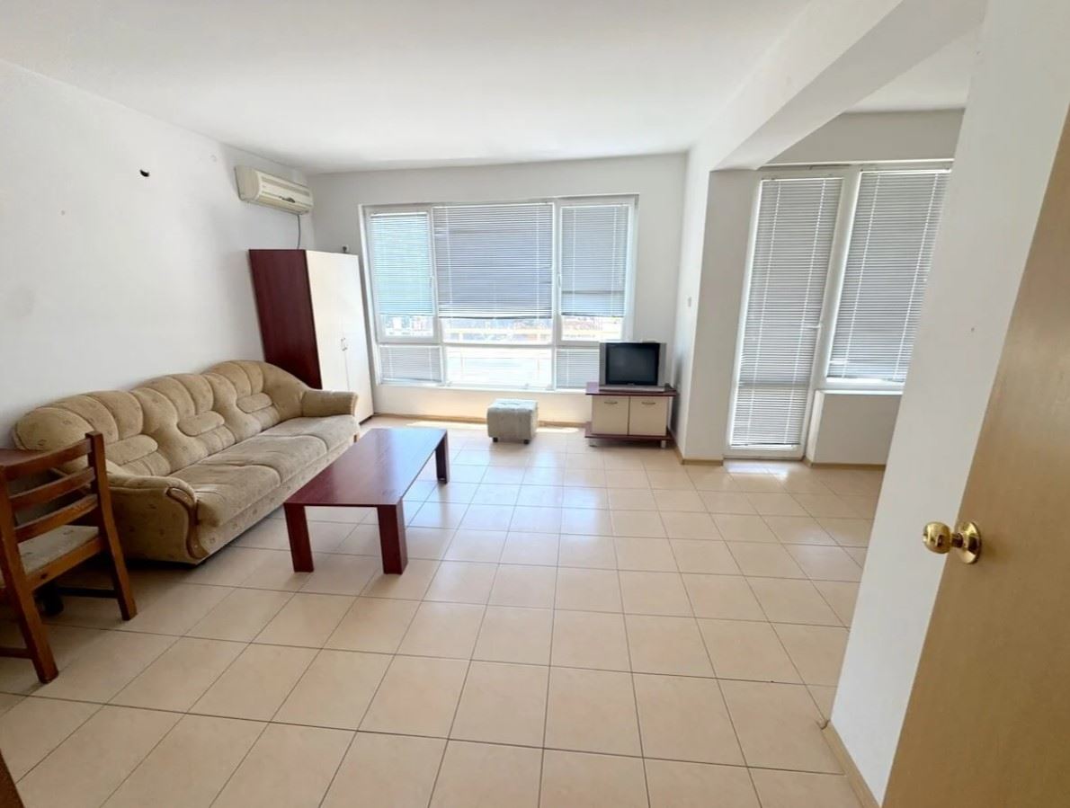 Apartmán s jednou ložnicí 300 metrů od pláže v Slunečném pobřeží – skvělá příležitost k rekonstrukci a investici