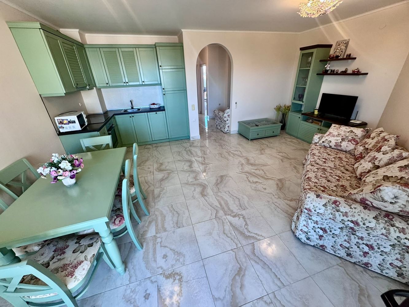 Prostorný třípokojový apartmán s panoramatickým výhledem na moře v prestižním komplexu v Nesebaru – komfort, prostor a působivé výhledy