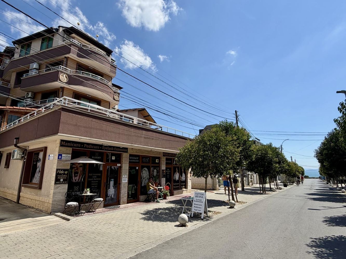 Sarafovo – prostorný apartmán s jednou ložnicí, Aktem 16, minimálním poplatkem za údržbu a kompletním vybavením