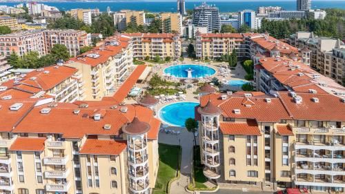 Moderní byt s jednou ložnicí v prestižním komplexu v srdci Slunečného pobřeží