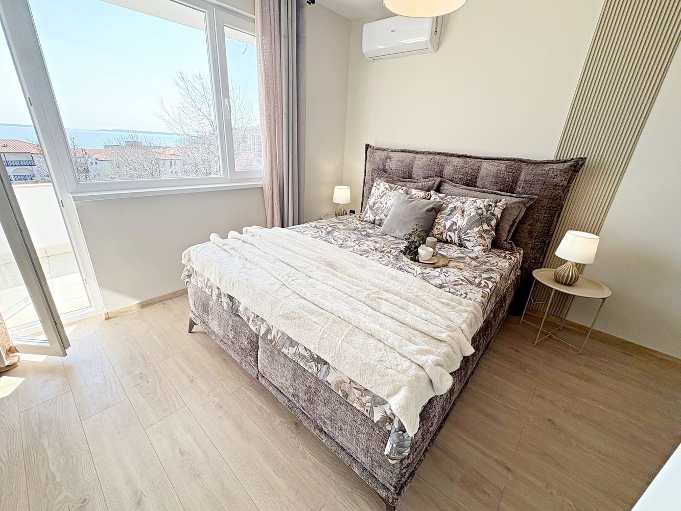 Dvě nezávislé bytové jednotky s výhledem na moře v centru Sveti Vlas – designový interiér a vlastní parkovací místo