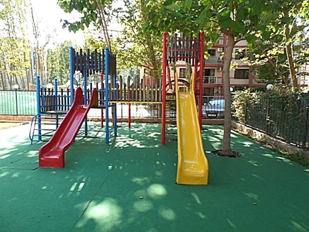 Moderní studio v Slunečném pobřeží s balkonem, bazénem a klidnou polohou u moře