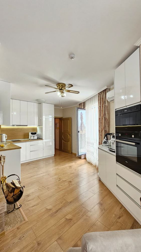 Prostorný penthouse s panoramatickou terasou a saunou v moderním rezidenčním komplexu v Slunečné pobřeží