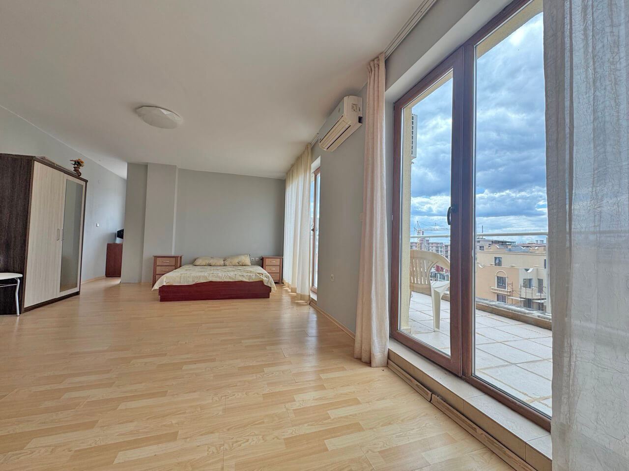 Panoramatický dvoupokojový apartmán s velkou terasou a otevřeným výhledem – Slunečné pobřeží