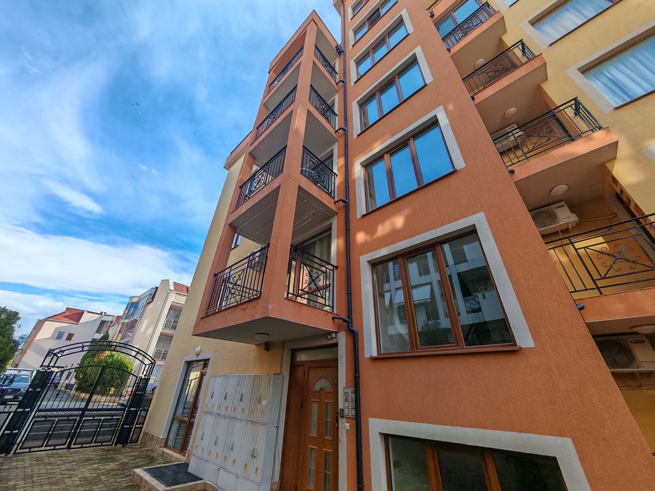 Apartmán se dvěma ložnicemi ve Sveti Vlas s vynikajícím vybavením v uzavřeném komplexu