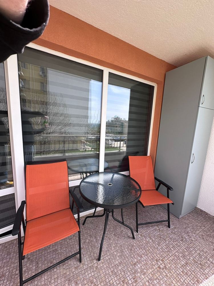 Dvouložnicový apartmán s částečným výhledem na moře v Sveti Vlas – zařízený, po rekonstrukci, v luxusním uzavřeném komplexu