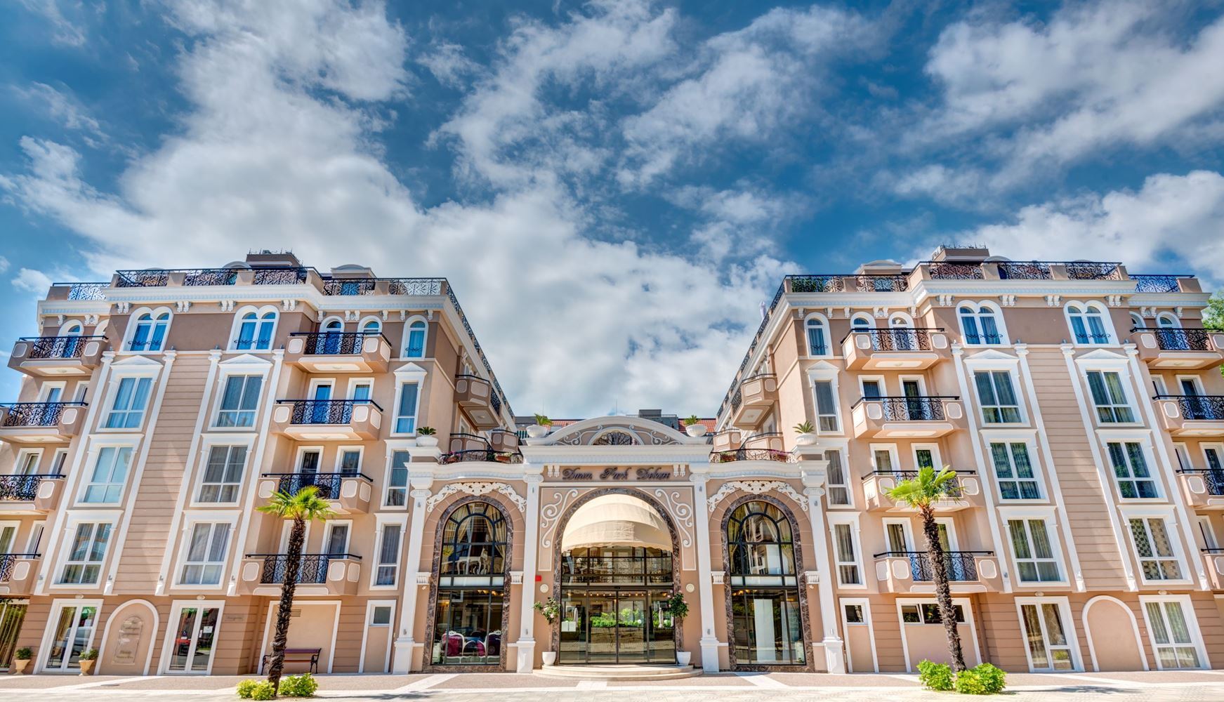 Elegantní studio s panoramatickou terasou v luxusním komplexu na Slunečném pobřeží 