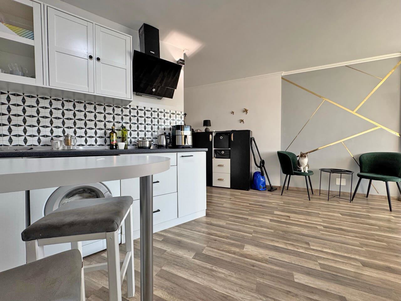 Apartmán s moderním vybavením a velkou terasou 200 m od pláže ve Slunečném pobřeží