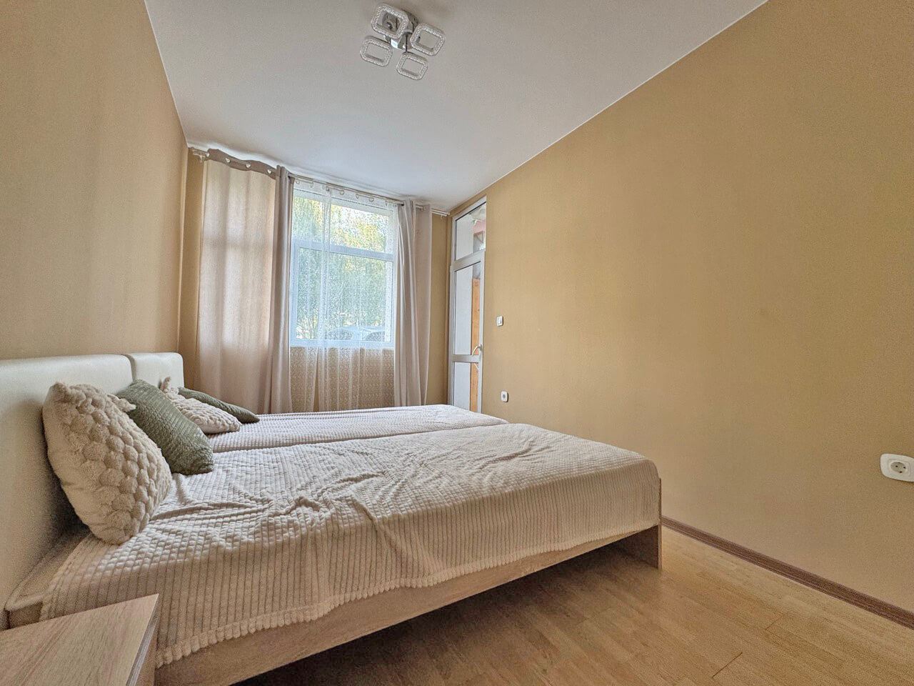 Prostorný apartmán se dvěma ložnicemi s výhledem na bazén na Slunečném pobřeží