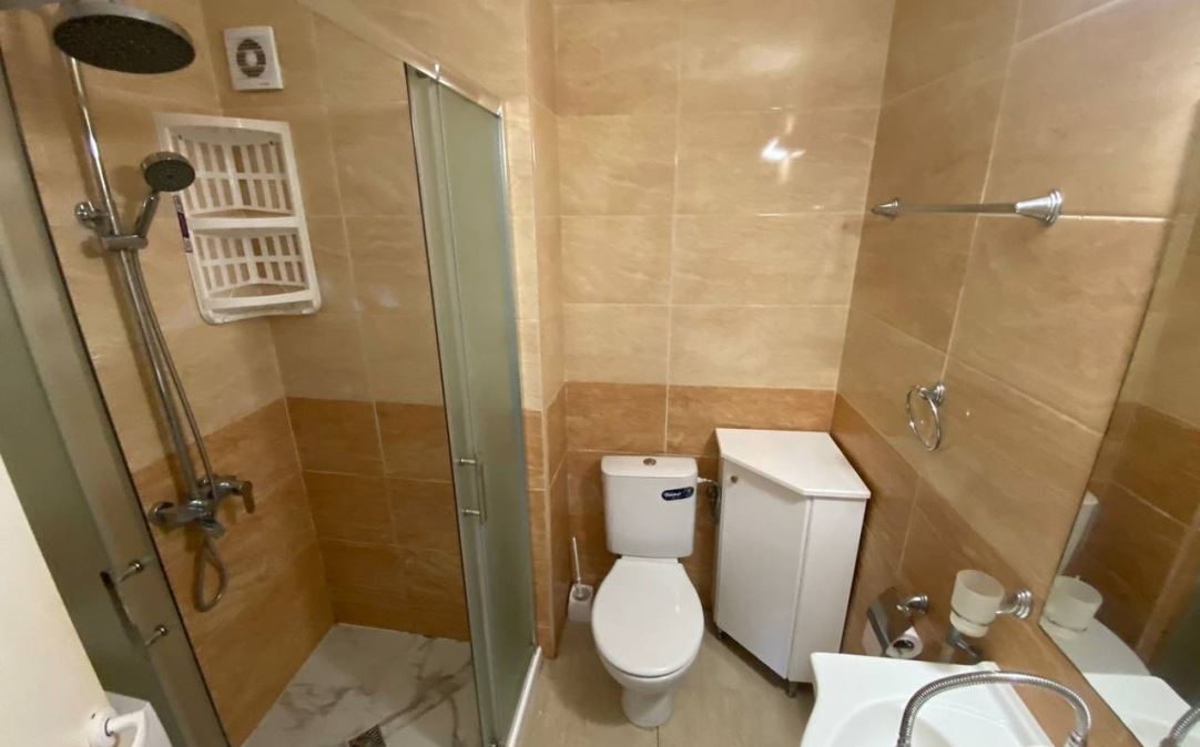 Apartmán se dvěma ložnicemi 50 metrů od pláže v Ravdě – moderní budova, komfort a vynikající poloha
