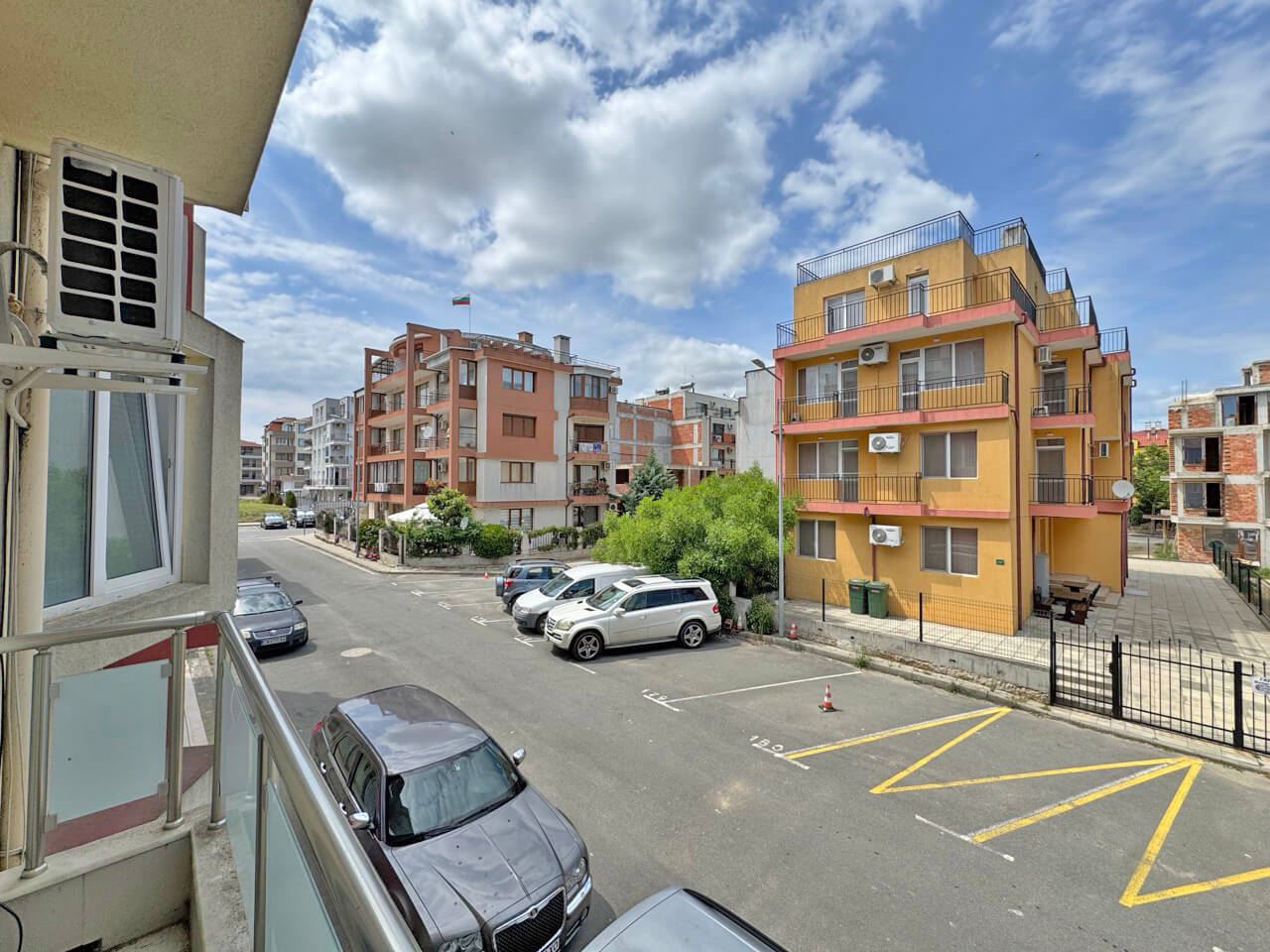 Prostorný apartmán se třemi ložnicemi pro celoroční bydlení ve čtvrti Černo More v Nesebaru
