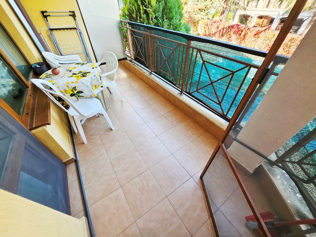 Stylový apartmán s jednou ložnicí s výhledem na bazén v letovisku Slunečné pobřeží