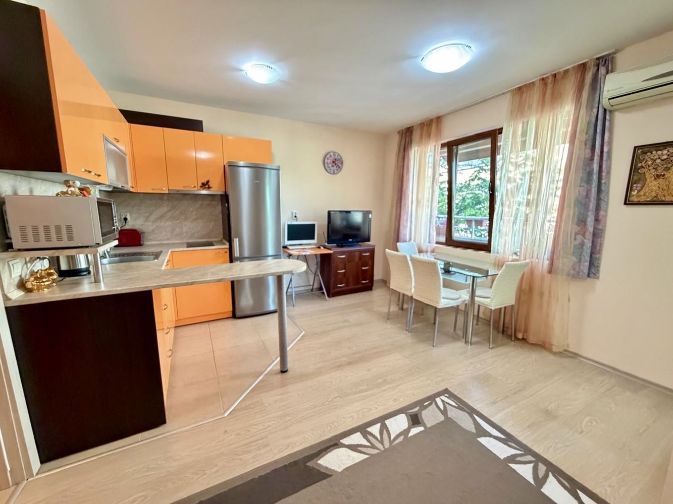 Sarafovo – prostorný apartmán s jednou ložnicí, Aktem 16, minimálním poplatkem za údržbu a kompletním vybavením