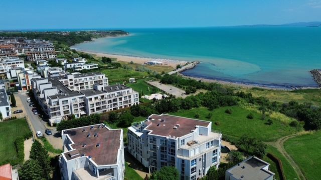Dvoupokojový apartmán v první linii v Sarafovu – komfort, styl a přímořská atmosféra v komplexu