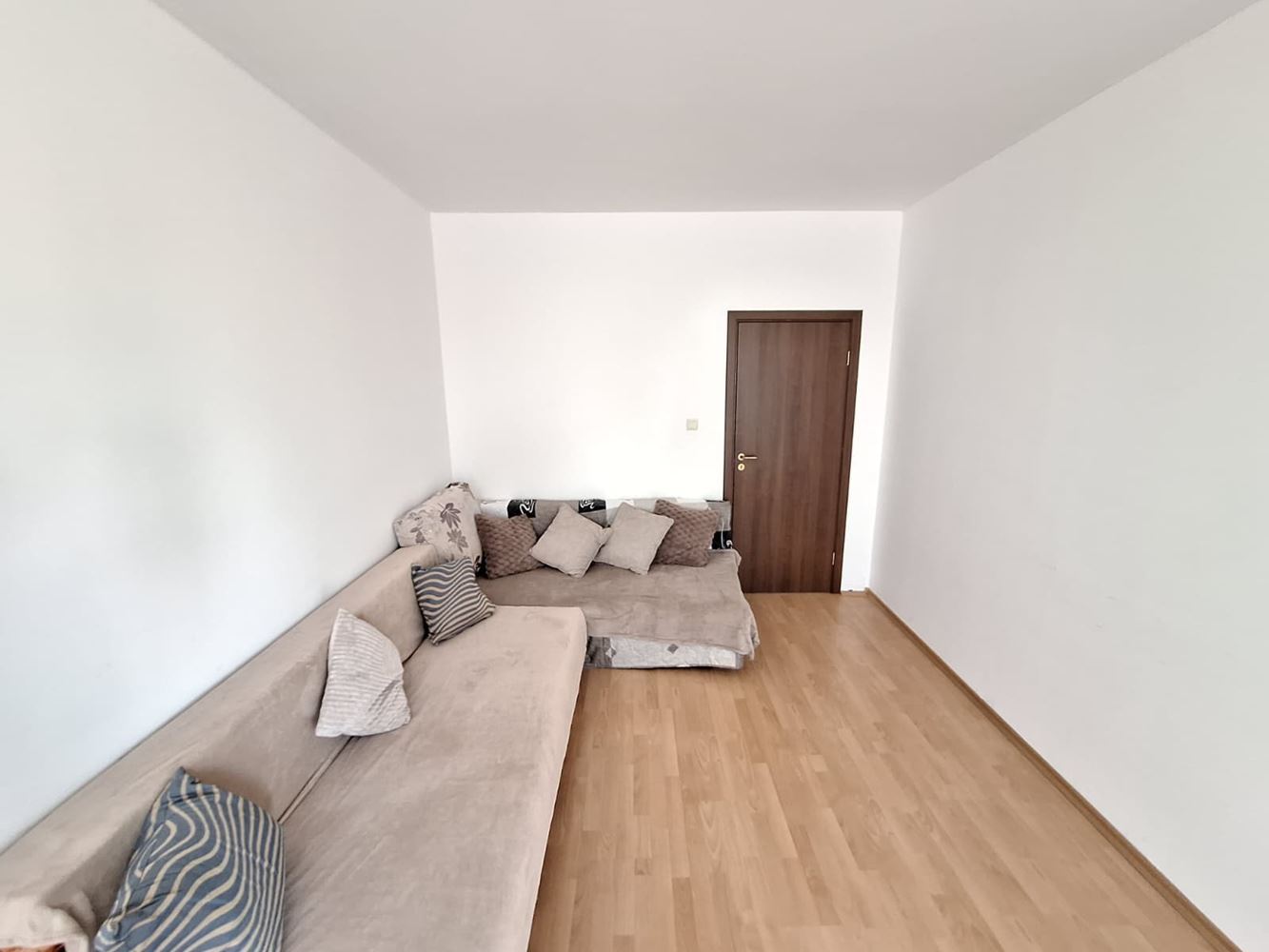 Prostorný byt s jednou ložnicí v luxusním komplexu s bazény a sportovními zařízeními