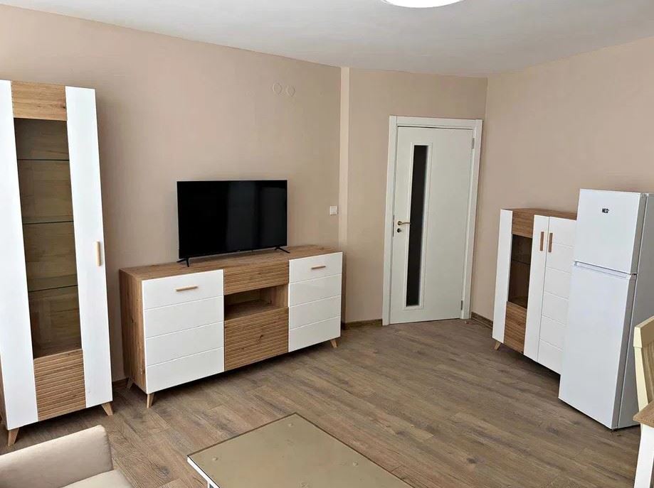 Apartmán v první linii u moře v Elenite – kompletní rekonstrukce, elektřina pro běžné bydlení a přímý přístup na pláž