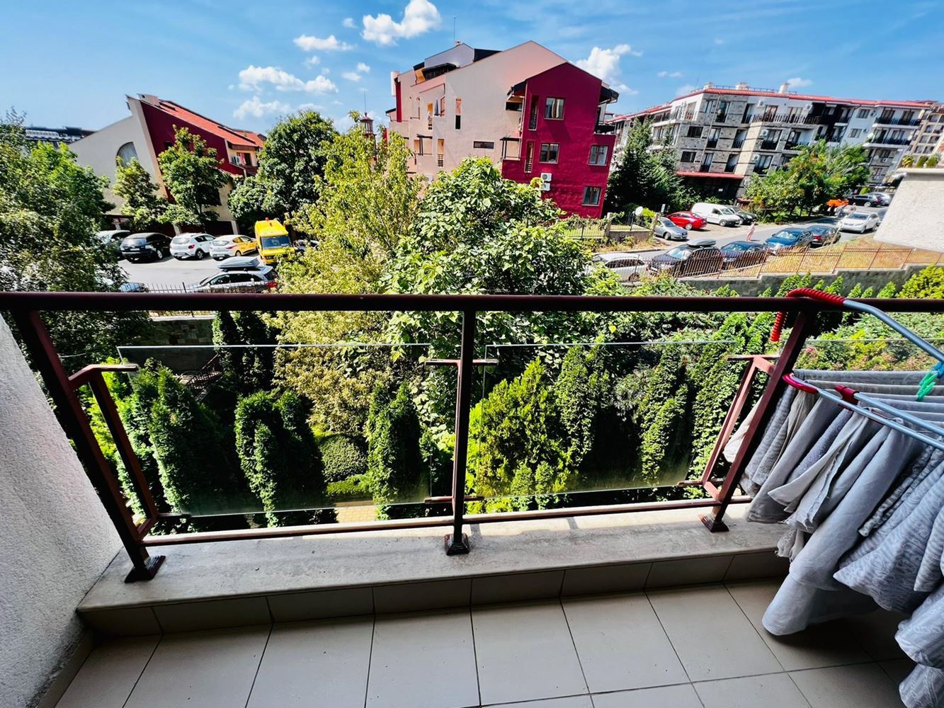 Prostorný třípokojový byt ve městě Sveti Vlas – váš vysněný domov u moře!