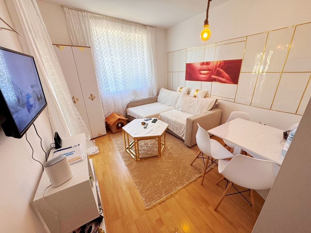 Stylový plně zařízený třípokojový apartmán ve Slunečném pobřeží v komplexu s výborným vybavením