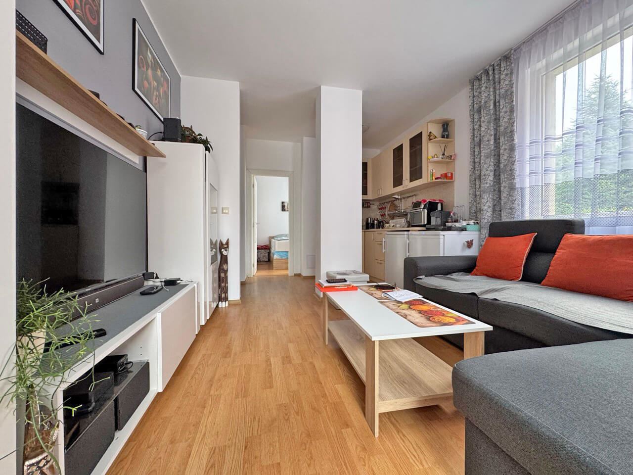 Luxusní apartmán s jednou ložnicí s výhledem na bazén v prestižním komplexu na Slunečném pobřeží