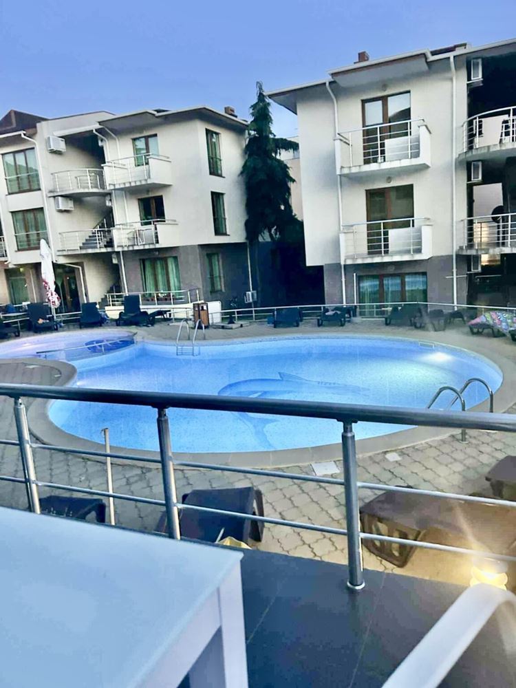 Apartmán se dvěma ložnicemi s výhledem na bazén ve Sveti Vlas – komfort, styl a skvělá lokalita