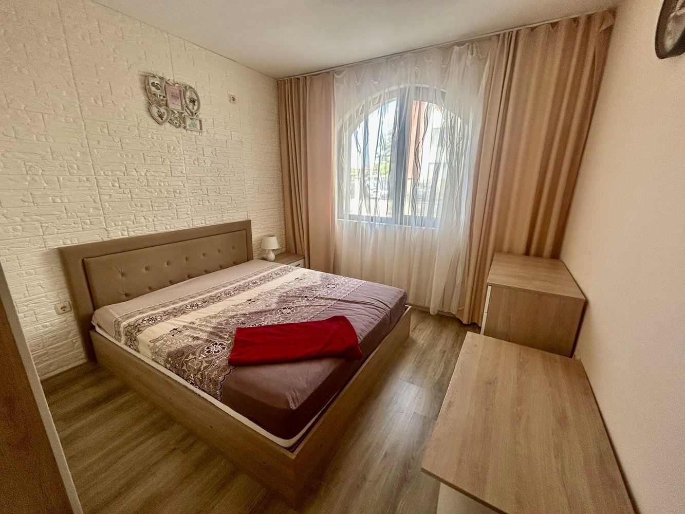 Komfortní 2+kk apartmán s přímým vstupem k bazénu v Nesebaru – mimořádně praktická nabídka