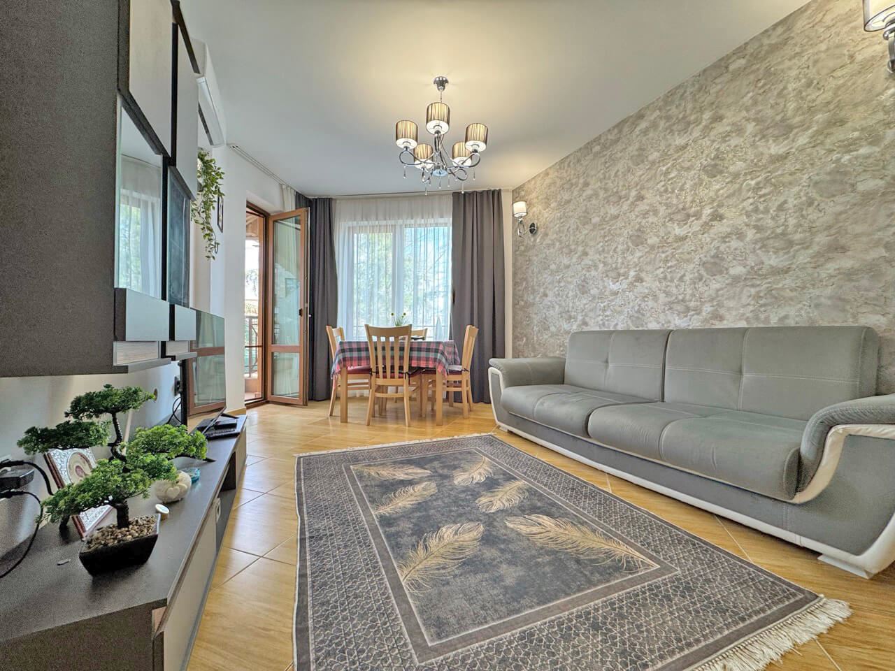 Stylový apartmán s jednou ložnicí s výhledem na bazén v letovisku Slunečné pobřeží