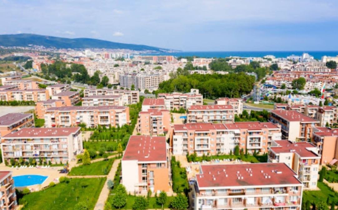 Prostorný apartmán s jednou ložnicí v moderním komplexu na Slunečném pobřeží – komfort, zeleň a vybavení pro obyvatele