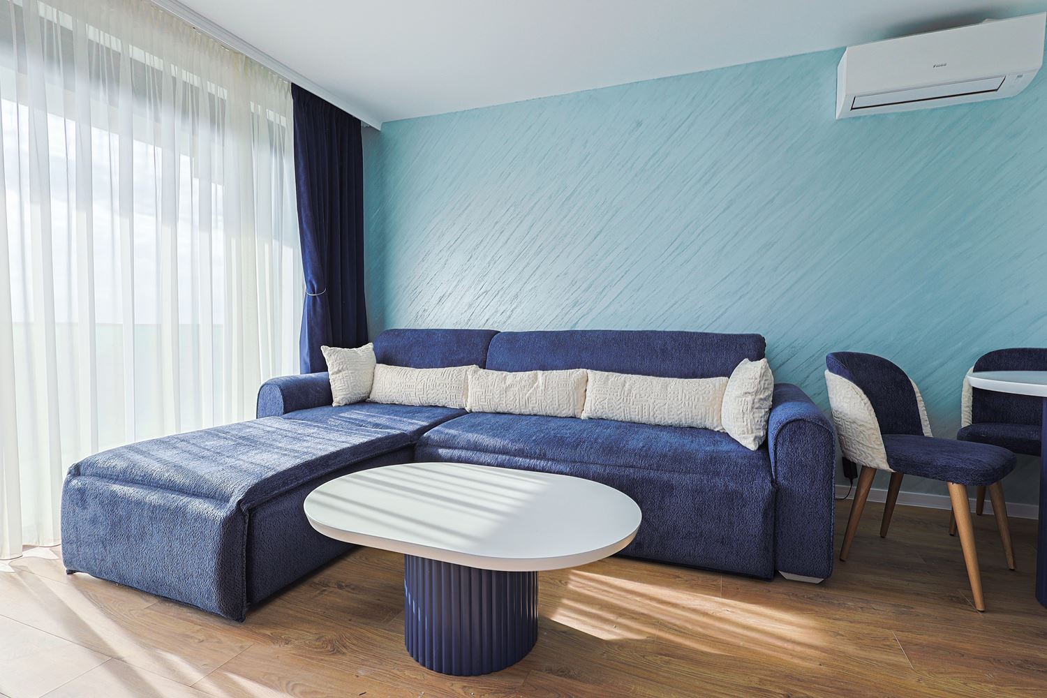 Dvoupokojový apartmán s výhledem na moře a designovou rekonstrukcí v zeleném komplexu ve Slunečném pobřeží