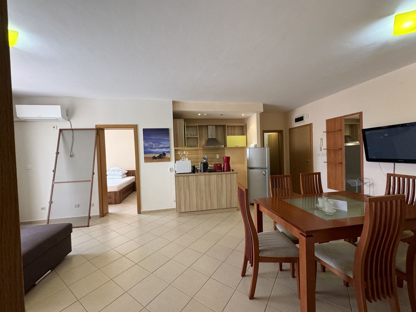 Prostorný apartmán se dvěma ložnicemi v první linii u moře ve Sveti Vlasu – výhled na moře a bazény
