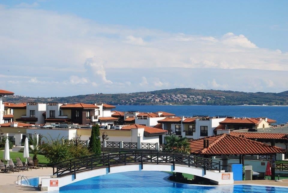 Apartmán se dvěma ložnicemi, panoramatickým výhledem na moře a soukromou pláží v prestižním komplexu v Černomorci