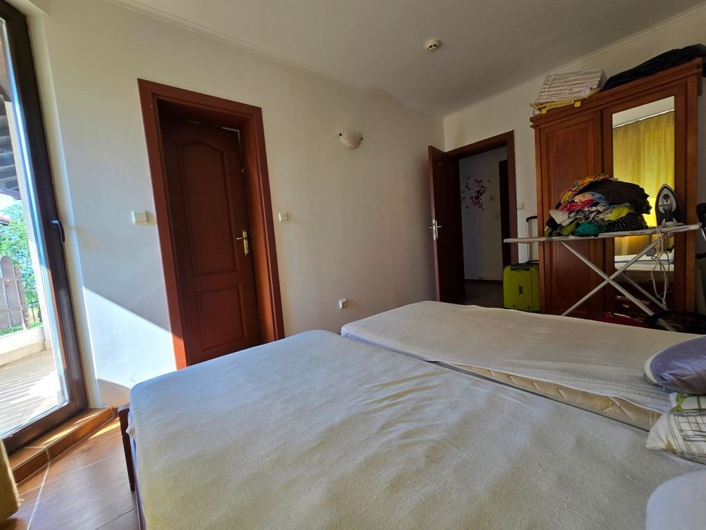 Prostorný apartmán se dvěma ložnicemi v moderním komplexu s bazény a výbornou infrastrukturou – připravený k nastěhování nebo investici