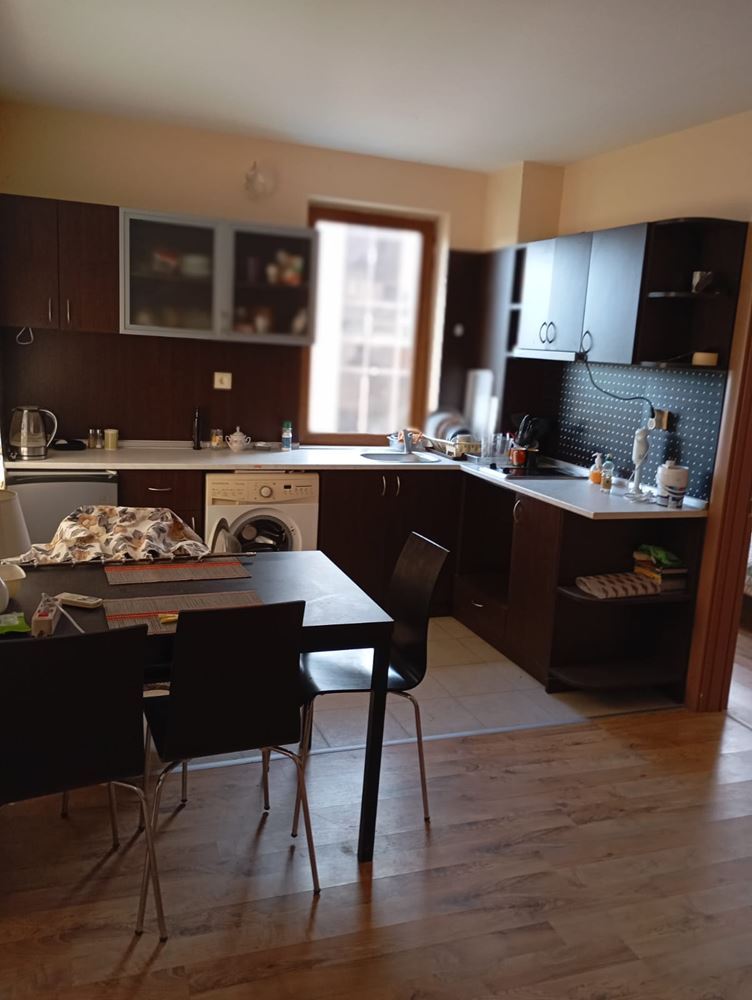 Plně zařízený dvoupokojový apartmán 200 m od pláže v Ravdě – klid, zeleň a komfort v menším komplexu