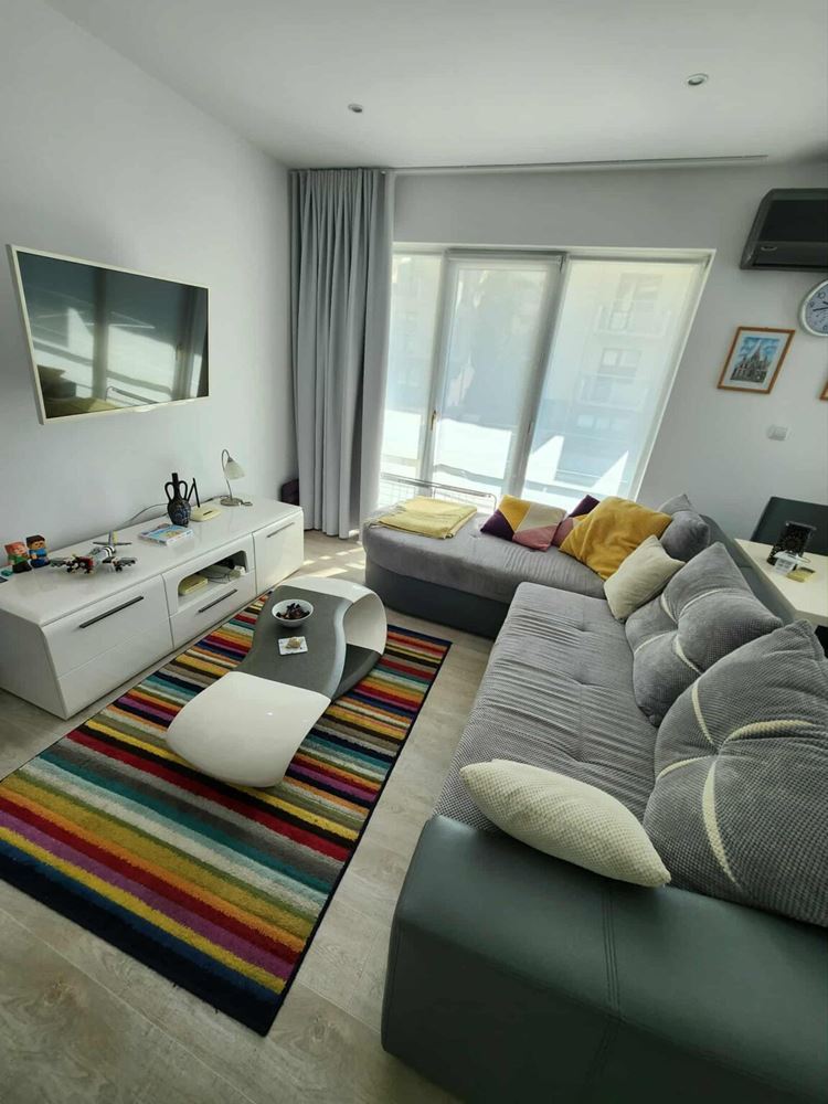 Apartmán se dvěma ložnicemi s výhledem na bazén ve Sveti Vlas – komfort, styl a skvělá lokalita