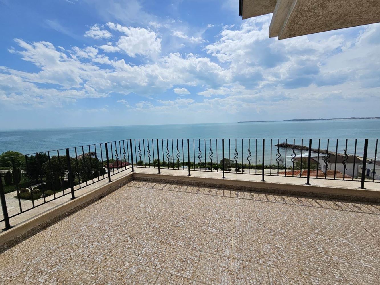 Sveti Vlas – apartmán se třemi ložnicemi s přímým panoramatickým výhledem na moře v komplexu na první linii