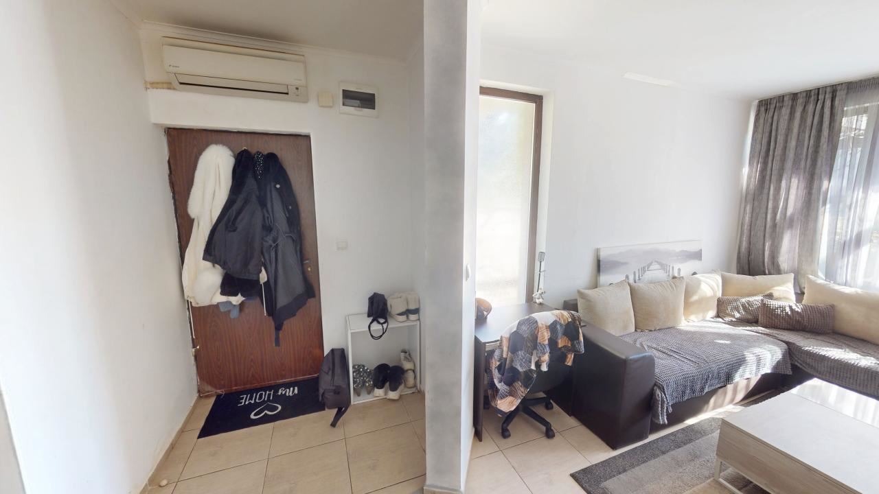 Krásný apartmán se dvěma ložnicemi a terasou ve Slunečném pobřeží