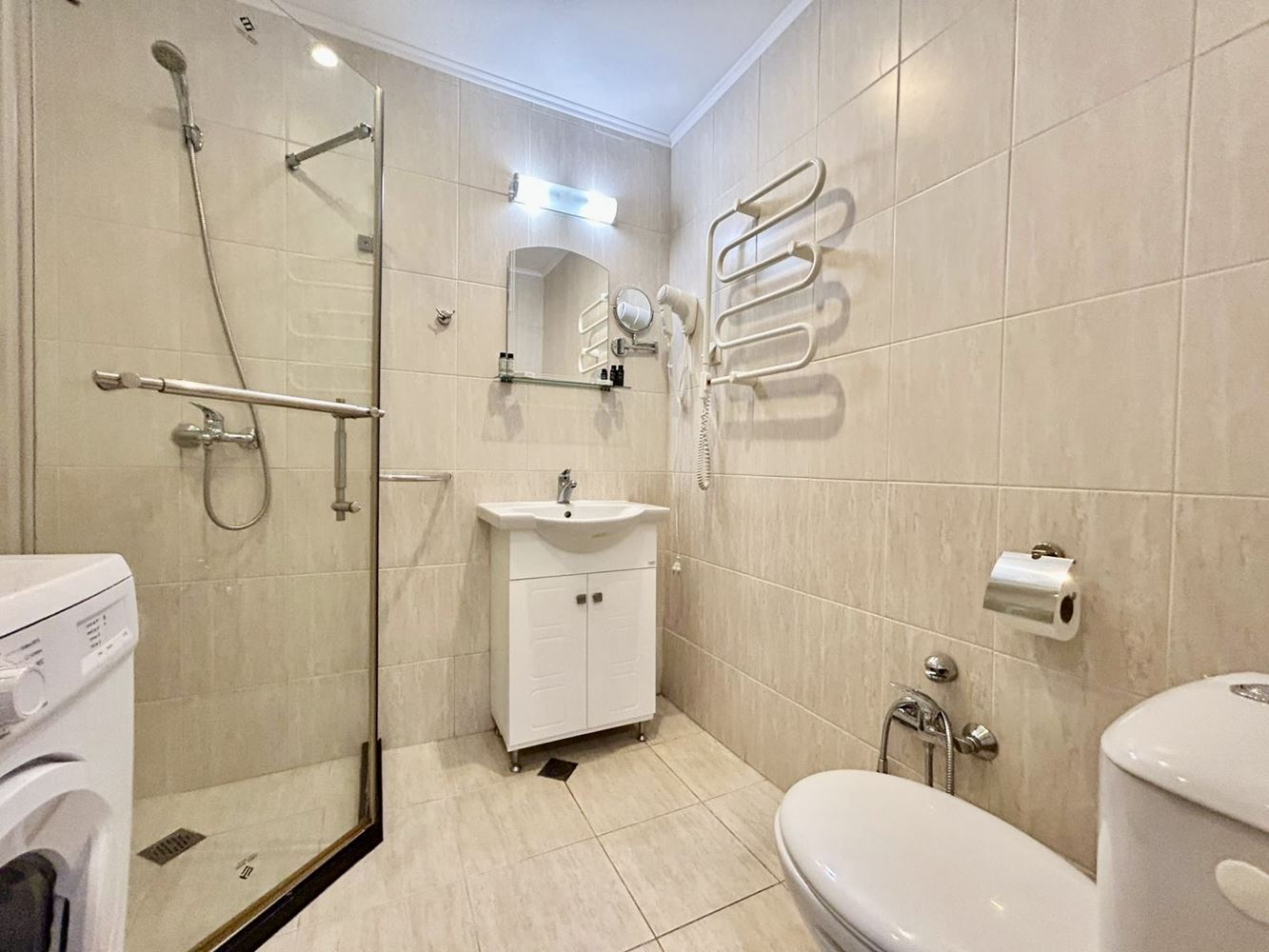 Apartmán s jednou ložnicí a dvěma prostornými terasami ve Slunečném pobřeží – plně zařízený a připravený k užívání
