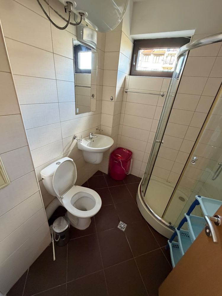 Prostorný apartmán se dvěma ložnicemi s výhledem na moře a hory v krásném uzavřeném komplexu u moře